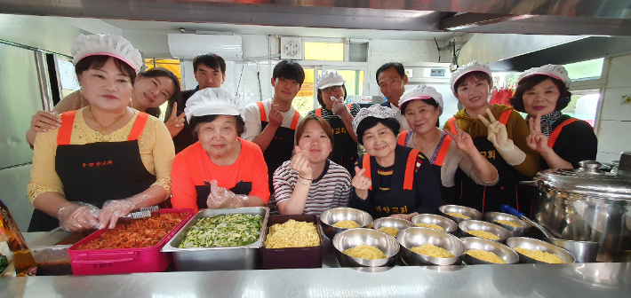 포항주찬양교회(이사랑 목사) 성도들이 점심식사로 준비한 옥수수 국수. 지원단 제공