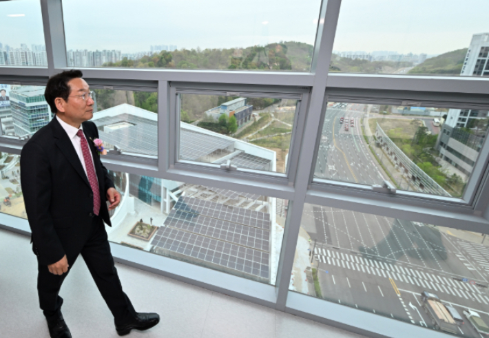 20일 유정복 인천시장이 루원복합청사의 시설물을 둘러보고 있다. 인천시 제공