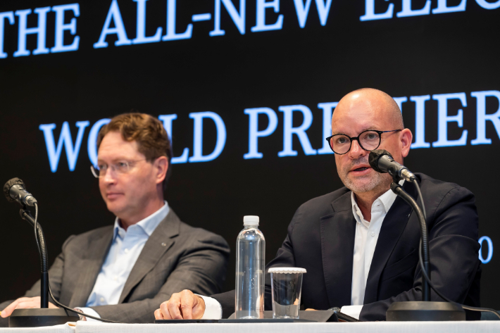  (사진 왼쪽부터) 올라 칼레니우스, 메르세데스-벤츠 그룹 AG 이사회 의장 겸 CEO, 요르그 부르저 메르세데스-벤츠 그룹AG 이사회 멤버 겸 최고기술책임자(CTO), 개발&구매 총괄. 벤츠코리아 제공