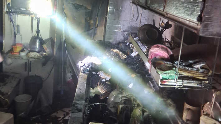 지난 19일 오후 전남 영광군 영광읍 도동리 한 아파트 화재 현장. 불이 난 세대 내부 주방이 심하게 그을리고 가재도구가 소실돼 있다. 전라남도소방본부 제공