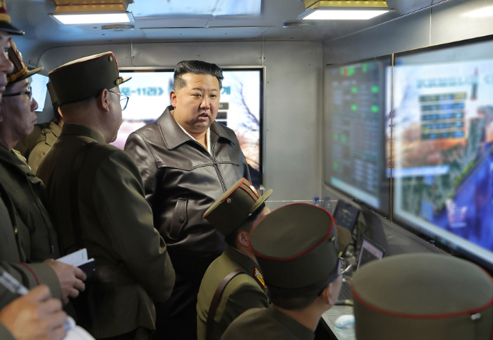 북한이 단거리 지대지 탄도미사일 집속탄두 위력을 평가하는 시험발사에 성공했다고 밝혔다. 연합뉴스