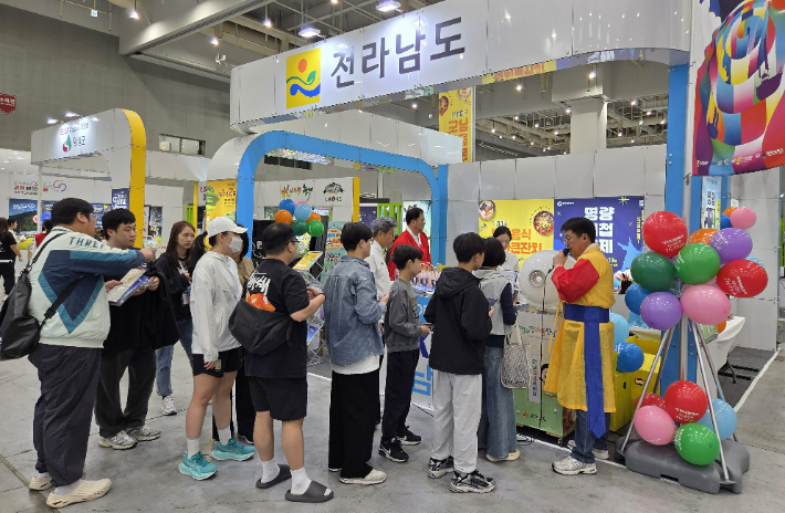 전라남도와 전남관광재단은 수원에서 19일까지 3일간 열린 '제6회 대한민국 축제엑스포(K-Festival Expo)'에 참가해 행사 참가자들에게 전남 대표 축제 등에 대해 적극적으로 홍보에 나섰다. 전라남도 제공