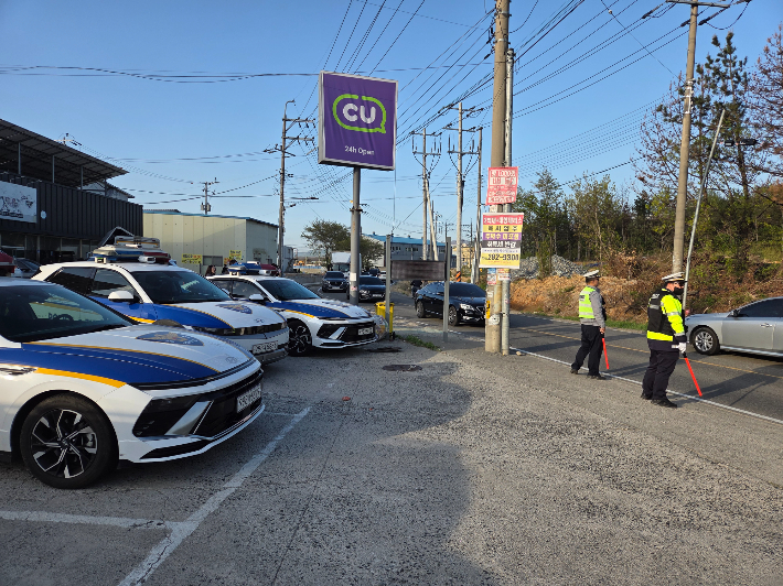 경주시가 외동읍 일원에서 경주경찰서, 울산출입국 외국인사무소 등 유관기관과 함께 무등록 이륜자동차 불법 운행 합동단속을 실시했다. 경주시 제공