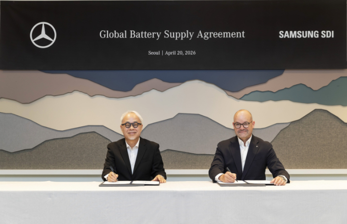 요르그 부르저 메르세데스-벤츠 그룹 AG 이사회 멤버 및 최고기술책임자(CTO), 최주선 삼성SDI 대표이사 사장이 20일 오전 안다즈 서울 강남에서 배터리 공급을 위한 계약을 체결하고 기념 사진을 찍고 있다. 메르세데스-벤츠 코리아 제공