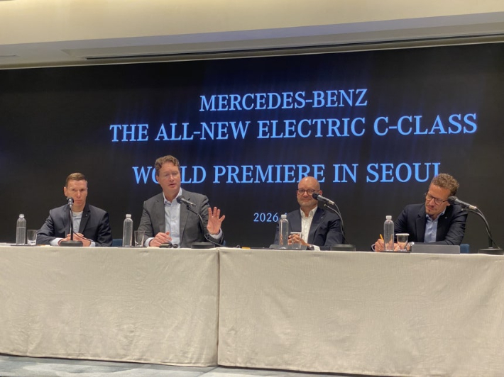 기자 간담회에서 답변하는 올라 칼레니우스 회장. 연합뉴스