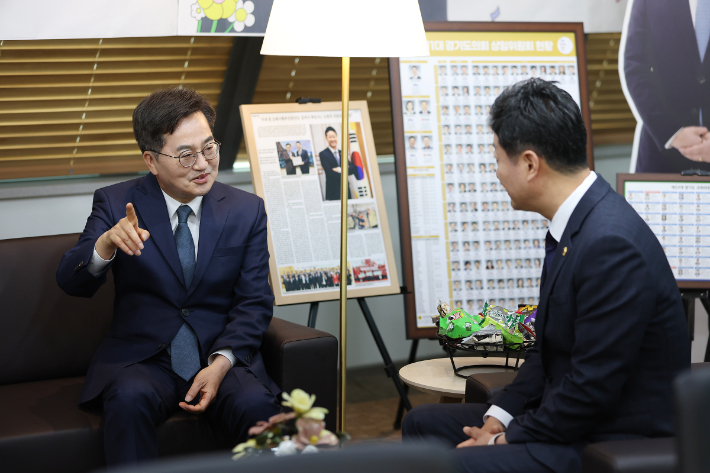김동연 경기지사(왼쪽)는 20일 경기도의회을 찾아가 김진경 의장을 만나 도정 복귀 인사와 함께 이번 추가경정예산안의 신속한 처리를 요청했다. 경기도 제공