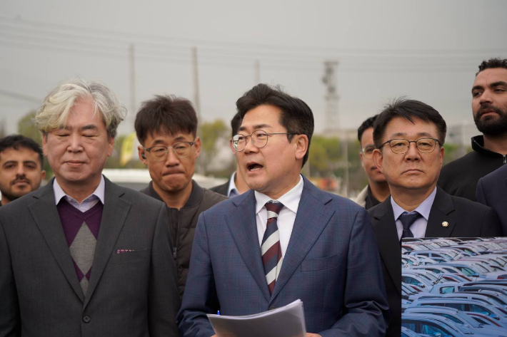 20일 박찬대(가운데) 국회의원이 중고차 수출단지에서 발언하고 있다. 박 의원 측 제공