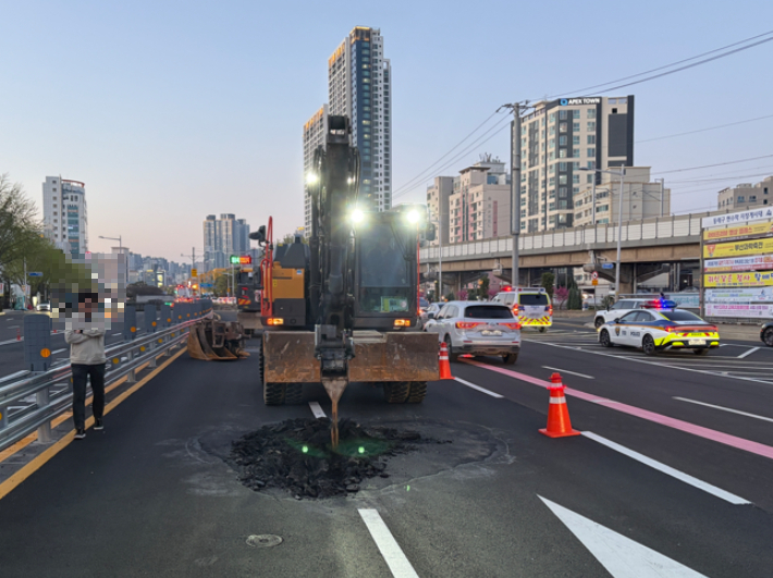 지난 5일 내성지하차도 침하 구간에 대한 복구작업이 진행되고 있다. 부산시 제공