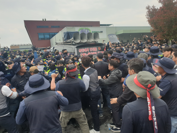 원청교섭 집회서 '사측 차량'에 참변…화물연대 "CU, 정부가 죽였다"