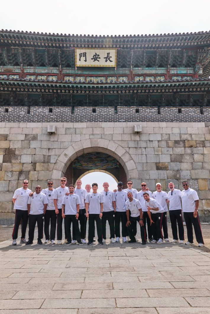 오지에프씨(OGFC) 선수들이 19일 장안문 앞에서 기념촬영을 하고 있다. 슛포러브 제공