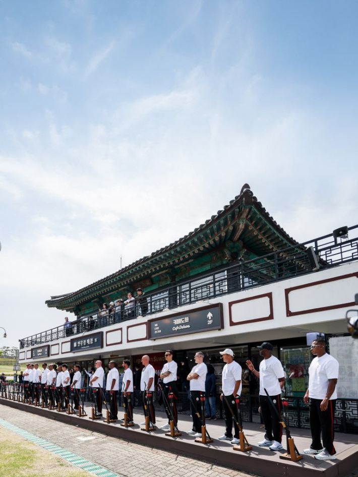 오지에프씨(OGFC) 선수들이 국궁 체험을 하고 있다. 슛포러브 제공