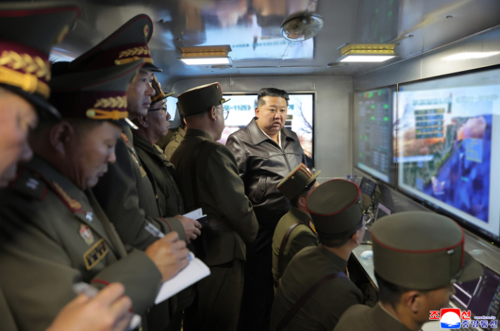 북한이 단거리 지대지 탄도미사일 집속탄두 위력을 평가하는 시험발사에 성공했다고 밝혔다. 연합뉴스