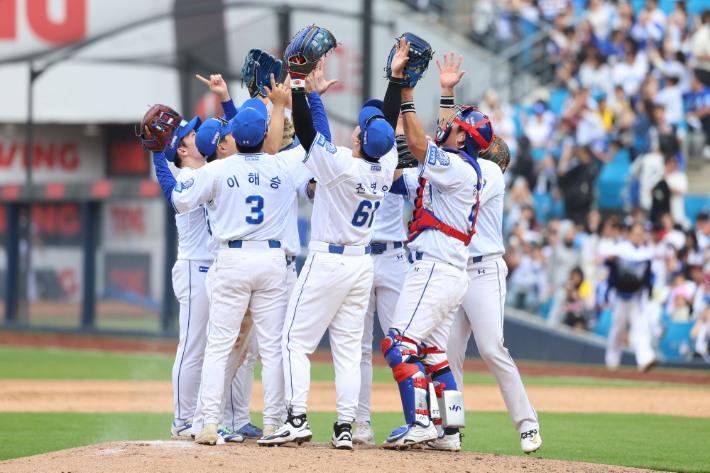 삼성 선수들이 18일 LG와 홈 경기에서 이겨 7연승을 달성한 뒤 세리머니를 펼치는 모습. 삼성 