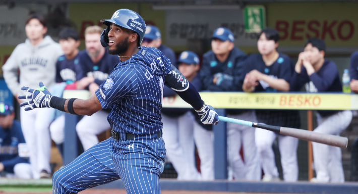 지난해 50홈런을 날린 삼성 디아즈는 올 시즌에는 18경기 3홈런으로 살짝 페이스가 늦어지고 있다. 사진은 지난 12일 NC와 경기에서 홈런을 날리는 모습. 연합뉴스 