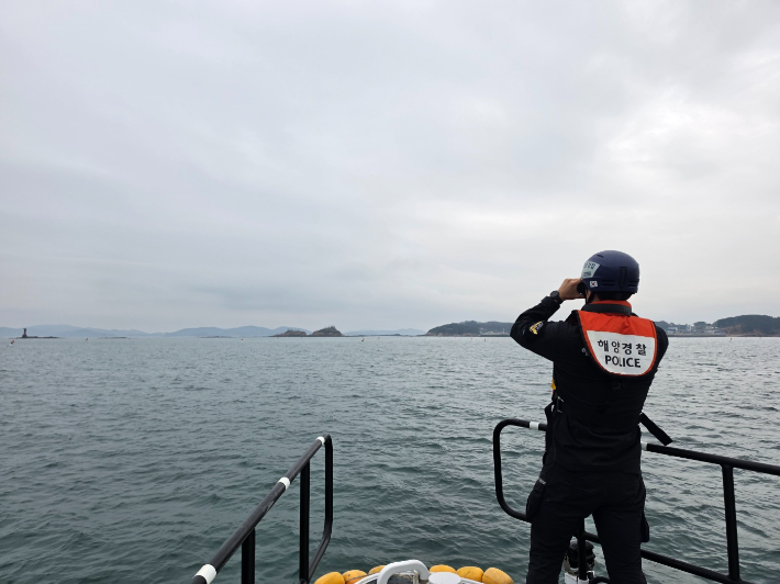 몽산포항 인근 해상 수색 중인 태안해경. 태안해경 제공