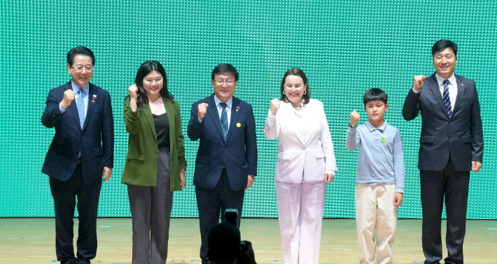 김영록 전라남도지사(왼쪽 첫번째)가 20일 여수세계박람회장에서 열린 '녹색대전환 국제주간 개회식'에서 주요 내빈들과 기념촬영을 하고 있다. 전라남도 제공