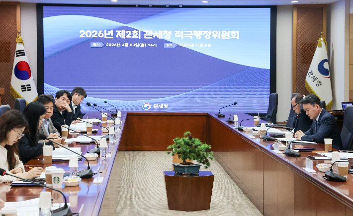 이종욱(오른쪽 첫번째) 관세청 차장이 20일 서울세관에서 열린 2026년도 제2회 적극행정위원회에서 제도개선 과제를 검토하고 있다. 관세청 제공
