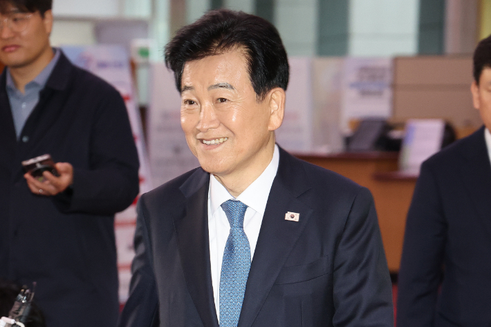 정동영 통일부 장관이 20일 오후 외부 일정을 마친 뒤 서울 광화문 정부서울청사에 도착, 미국과 정보공유가 일부 제한된 것과 관련 입장을 밝힌 뒤 집무실로 향하고 있다. 연합뉴스