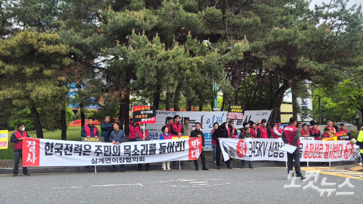 '신장성·신정읍 송전선로반대 추진위원회'는 20일 오후 2시 광주테크노파크 정문 앞에서 집회를 열고 "수도권 중심 산업 구조 유지를 위해 타 지역의 환경을 훼손하는 송전선로 설치 계획을 즉각 중단하라"고 촉구했다. 한아름 기자