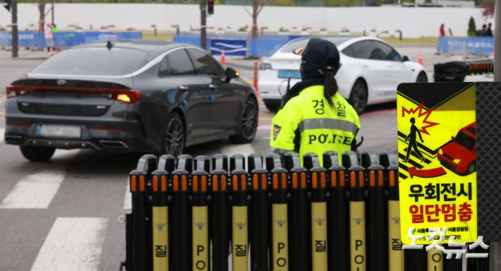 경찰이 우회전 일시 정지 의무 위반 차량에 대해 두 달간 집중 단속에 나서는 가운데 20일 서울 종로구 세종대로에서 경찰이 교통 정리를 하고 있다.경찰청은 지난 2023년 도입된 우회전 일시정지 제도를 현장에 안착시켜 우회전 사고에 취약한 보행자 안전을 확보하기 위해 이날부터 오는 6월 19일까지 2개월간 우회전 통행방법 위반에 대해 집중단속을 실시한다고 밝혔다.