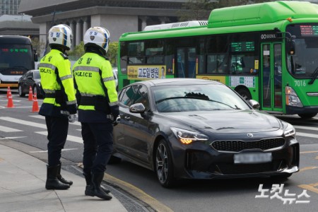 경찰이 우회전 일시 정지 의무 위반 차량에 대해 두 달간 집중 단속에 나서는 가운데 20일 서울 종로구 세종대로에서 경찰이 교통 정리를 하고 있다.경찰청은 지난 2023년 도입된 우회전 일시정지 제도를 현장에 안착시켜 우회전 사고에 취약한 보행자 안전을 확보하기 위해 이날부터 오는 6월 19일까지 2개월간 우회전 통행방법 위반에 대해 집중단속을 실시한다고 밝혔다.