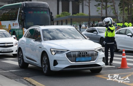 경찰이 우회전 일시 정지 의무 위반 차량에 대해 두 달간 집중 단속에 나서는 가운데 20일 서울 종로구 세종대로에서 경찰이 교통 정리를 하고 있다.경찰청은 지난 2023년 도입된 우회전 일시정지 제도를 현장에 안착시켜 우회전 사고에 취약한 보행자 안전을 확보하기 위해 이날부터 오는 6월 19일까지 2개월간 우회전 통행방법 위반에 대해 집중단속을 실시한다고 밝혔다.