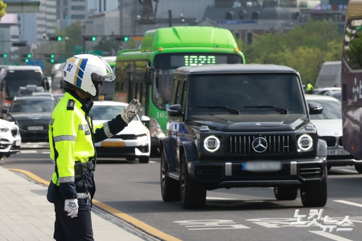 경찰이 우회전 일시 정지 의무 위반 차량에 대해 두 달간 집중 단속에 나서는 가운데 20일 서울 종로구 세종대로에서 경찰이 교통 정리를 하고 있다.경찰청은 지난 2023년 도입된 우회전 일시정지 제도를 현장에 안착시켜 우회전 사고에 취약한 보행자 안전을 확보하기 위해 이날부터 오는 6월 19일까지 2개월간 우회전 통행방법 위반에 대해 집중단속을 실시한다고 밝혔다.