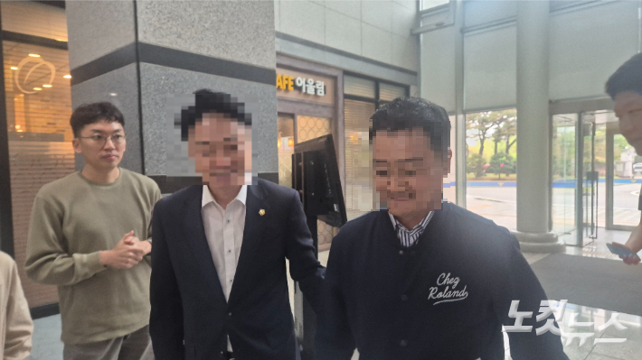 '김관영 전북도지사 현금살포 영상 삭제 의혹'을 두고 경찰이 전 전북도 정무수석 A씨(오른쪽)를 참고인 신분으로 소환해 조사했다. 심동훈 기자