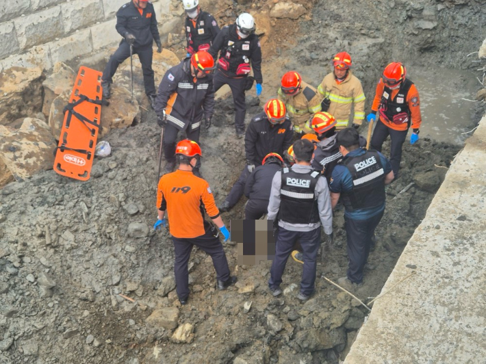 구조 작업 중인 소방당국. 보령소방서 제공