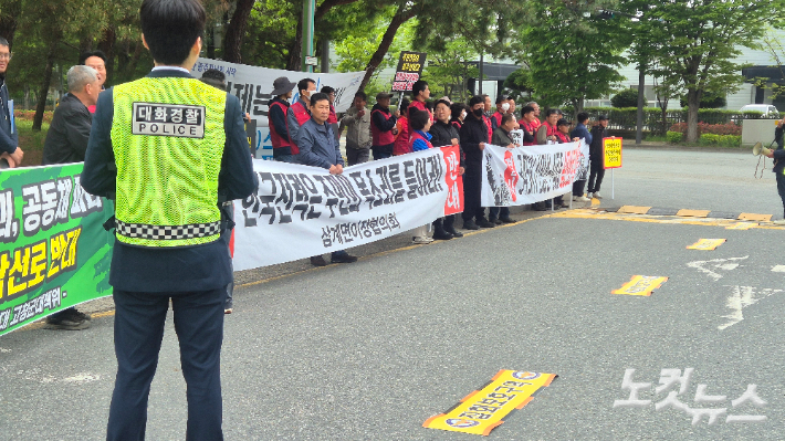 20일 오후 광주 북구 대촌동의 한 집회 현장. 대화경찰이 집회현장 인근에 '집회보호구역' 안내판을 깔고 집회 현장을 지켜보고 있다. 한아름 기자