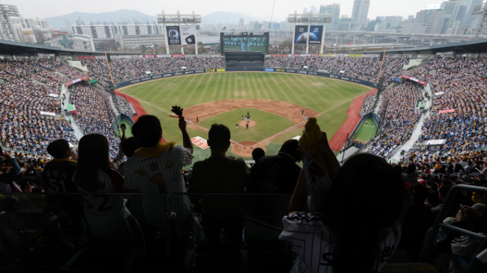 지난 3월 29일 서울 송파구 잠실야구장에서 열린 프로야구 2026 KBO리그 kt wiz와 LG 트윈스의 경기에서 관중들이 응원전을 펼치고 있다. 연합뉴스