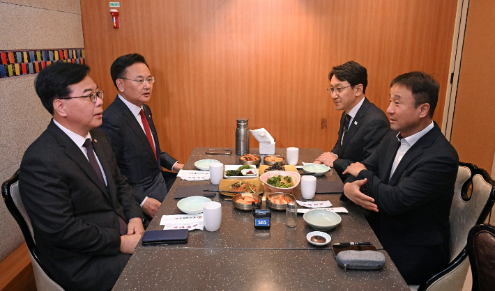 오찬 회동 갖는 여야 원내대표. 연합뉴스