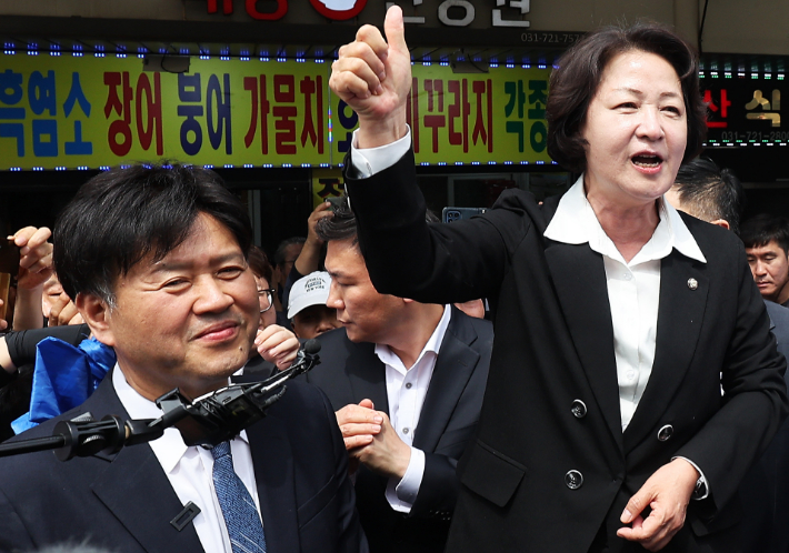 지난 19일 경기도 성남시 모란민속5일장을 방문한 추미애 경기도지사 후보(오른쪽), 김용 전 민주연구원 부원장. 연합뉴스