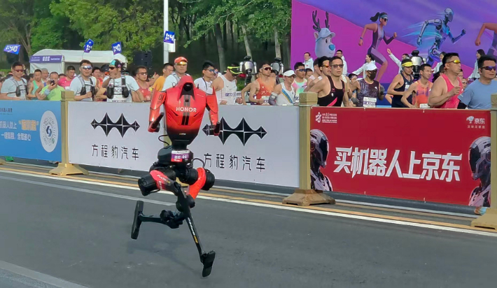 지난 19일 중국 베이징시 이좡에서 개최된 '제2회 휴머노이드 로봇 하프마라톤 대회'에 참가한 아너의 '샨뎬'이 출발해 빠르게 뛰는 모습. 연합뉴스