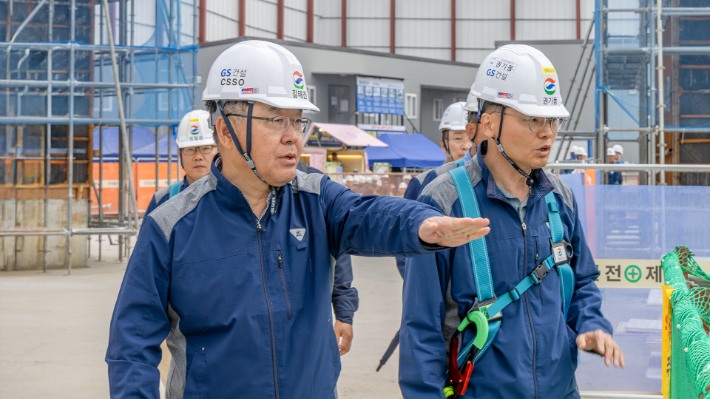 17일 GS건설 김태진 사장(사진 왼쪽)이 아파트 건설현장을 방문해 안전점검하고 있다. GS건설 제공