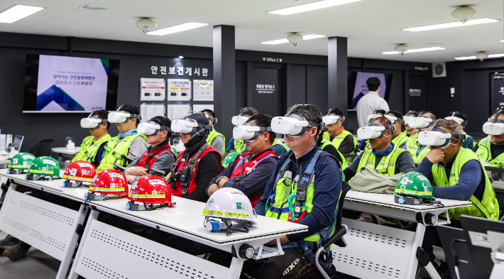 현장 근로자들이 '찾아가는 안전문화체험관' 교육에 참여해 VR 장비를 활용한 체험형 콘텐츠로 안전교육을 받고 있다. 현대건설 제공