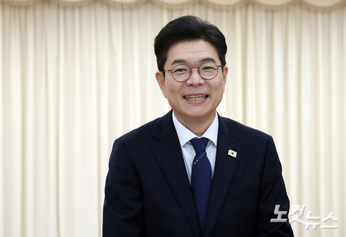 더불어민주당 정원오 서울시장 후보가 20일 서울 여의도 이룸센터에서 열린 '서울시 장애인단체 정책 간담회 및 제안서 전달식'에 참석해 미소를 짓고 있다. 황진환 기자