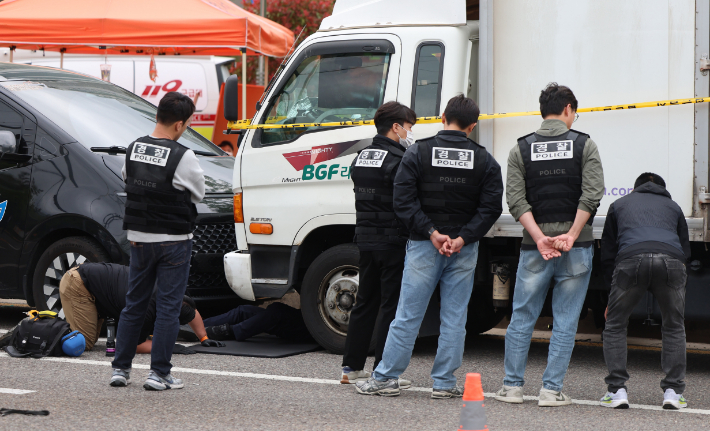 경찰이 20일 경남 진주시 정촌면 BGF로지스 진주센터에서 화물연대 관계자 1명이 숨지고, 2명이 다친 사고와 관련해 현장에서 사고 차를 조사하고 있다. 연합뉴스