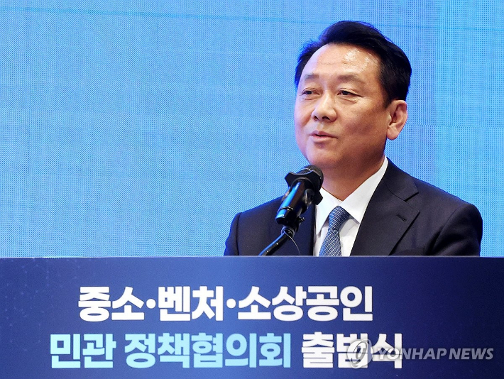  5일 서울 영등포구 중소기업중앙회에서 열린 중소ㆍ벤처ㆍ소상공인 민관 정책협의회 출범식에서 공동위원장인 이광재 전 국회 사무총장이 인사말을 하고 있다. 연합뉴스