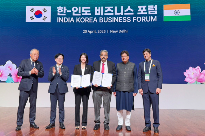 20일(현지시간) 인도 뉴델리 한-인도 비즈니스 포럼에서 진행된 네이버-TCS MOU. (왼쪽부터)류진 한국경제인연합회 회장, 김정관 산업통상부 장관, 최수연 네이버 대표, 우주왈 마투르 TCS 대표, 피유시 고왈 상공부 장관, 아난트 고엔카 인도상공회의소연합회 회장. 네이버 제공
