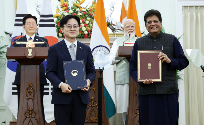 김정관 산업통상부 장관과 피유시 고얄 인도 상공부 장관이 20일(현지시간) 인도 뉴델리 영빈관에서 이재명 대통령과 나렌드라 모디 총리가 임석한 가운데 산업협력위원회 신설 양해각서(MOU) 교환 후 기념촬영을 하고 있다. 연합뉴스