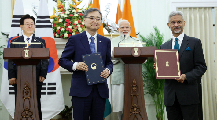 조현 외교부 장관과 수브라마냠 자이샨카르 인도 외교부 장관이 20일(현지시간) 인도 뉴델리 영빈관에서 이재명 대통령과 나렌드라 모디 총리가 임석한 가운데 항만 협력 양해각서(MOU) 교환 후 기념촬영을 하고 있다. 연합뉴스