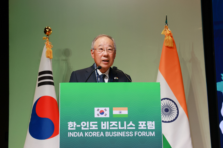 류진 한국경제인협회 회장이 20일 인도 뉴델리 '바랏 만다팜'에서 열린 '한-인도 비즈니스 포럼'에서 발언하고 있다. 한경협 제공