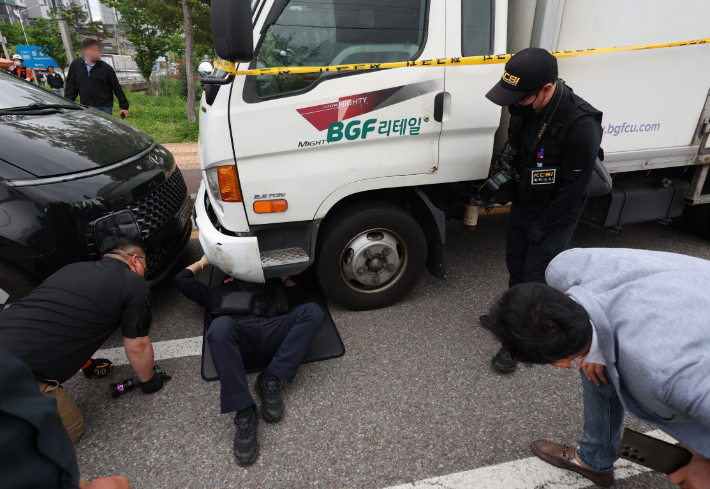 경찰이 20일 경남 진주시 정촌면 BGF로지스 진주센터에서 화물연대 관계자 1명이 숨지고, 2명이 다친 사고와 관련해 현장에서 사고 차를 조사하고 있다. 연합뉴스