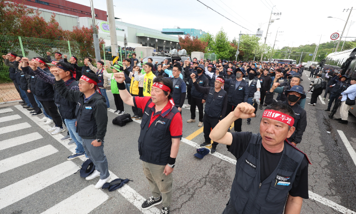 화물연대 조합원들이 20일 오후 경남 진주시 정촌면 BGF로지스 진주센터에서 'CU 물류 노동자 권리보장 촉구' 집회에서 이날 오전 숨진 동료를 추모하는 '임을 위한 행진곡'을 제창하고 있다. 연합뉴스