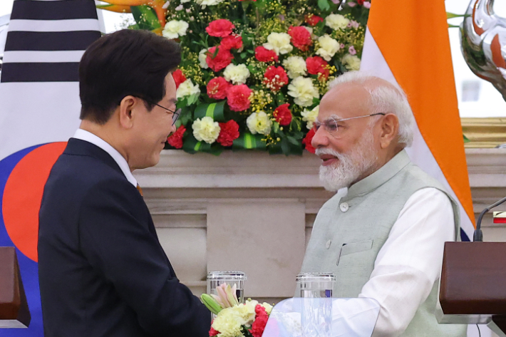 이재명 대통령과 나렌드라 모디 인도 총리가 20일(현지시간) 뉴델리 영빈관에서 공동언론발표 후 인사하고 있다. 연합뉴스