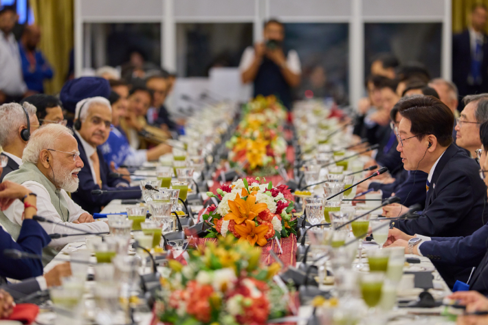 이재명 대통령과 나렌드라 모디 인도 총리가 20일(현지시간) 뉴델리 영빈관에서 환영 오찬을 하고 있다. 연합뉴스