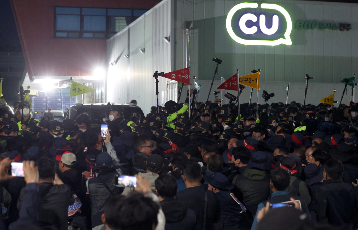 20일 오후 경남 진주시 정촌면 BGF로지스 진주센터에서 화물연대 관계자가 센터 입구로 진입하려는 과정에서 경찰과 대치하고 있다. 연합뉴스