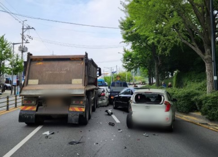 20일 부산 사상구 학장교차로 8중 추돌사고 현장. 부산경찰청 제공