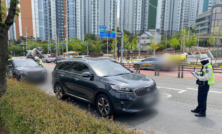 경찰이 교차로 우회전 일시정지 위반차량을 단속하는 모습. 부산경찰청 제공
